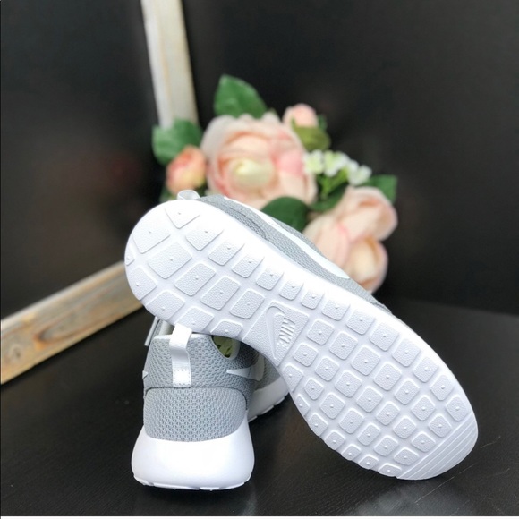 NWT NikeID Roshe One Wolf Grey WMNS. - Picture 4 of 7